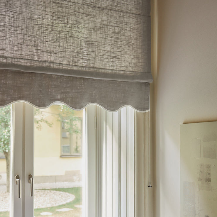 Liftgardin i vevd lin Scallop Edge fra Gotain i fargen Grey / Ivory