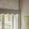 Liftgardin i vevd lin Scallop Edge fra Gotain i fargen Grey / Ivory