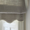 Liftgardin i vevd lin Scallop Edge fra Gotain i fargen Grey / Ivory