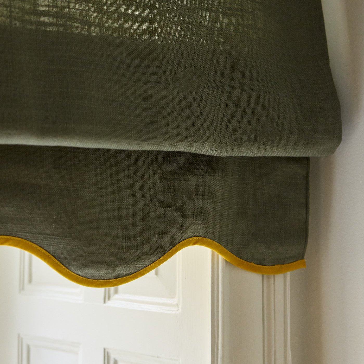 Liftgardin i vevd lin Scallop Edge fra Gotain i fargen Khaki / Mustard
