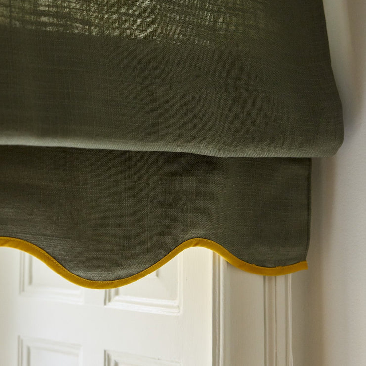 Liftgardin i vevd lin Scallop Edge fra Gotain i fargen Khaki / Mustard