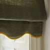 Liftgardin i vevd lin Scallop Edge fra Gotain i fargen Khaki / Mustard