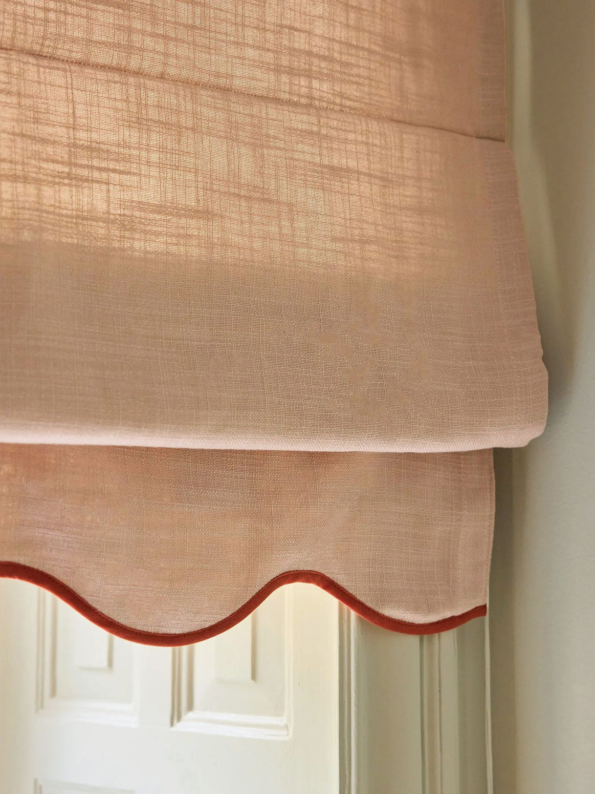 Liftgardin i vevd lin Scallop Edge fra Gotain i fargen Dusty Pink / Terracotta