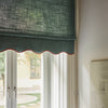 Liftgardin i vevd lin Scallop Edge fra Gotain i fargen Petroleum / Terracotta