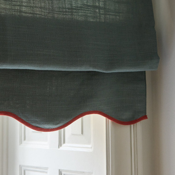 Liftgardin i vevd lin Scallop Edge fra Gotain i fargen Petroleum / Terracotta