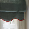 Liftgardin i vevd lin Scallop Edge fra Gotain i fargen Petroleum / Terracotta
