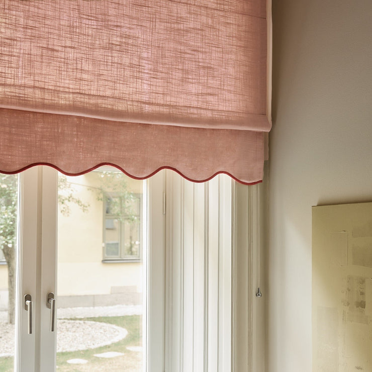 Liftgardin i vevd lin Scallop Edge fra Gotain i fargen Pink / Terracotta