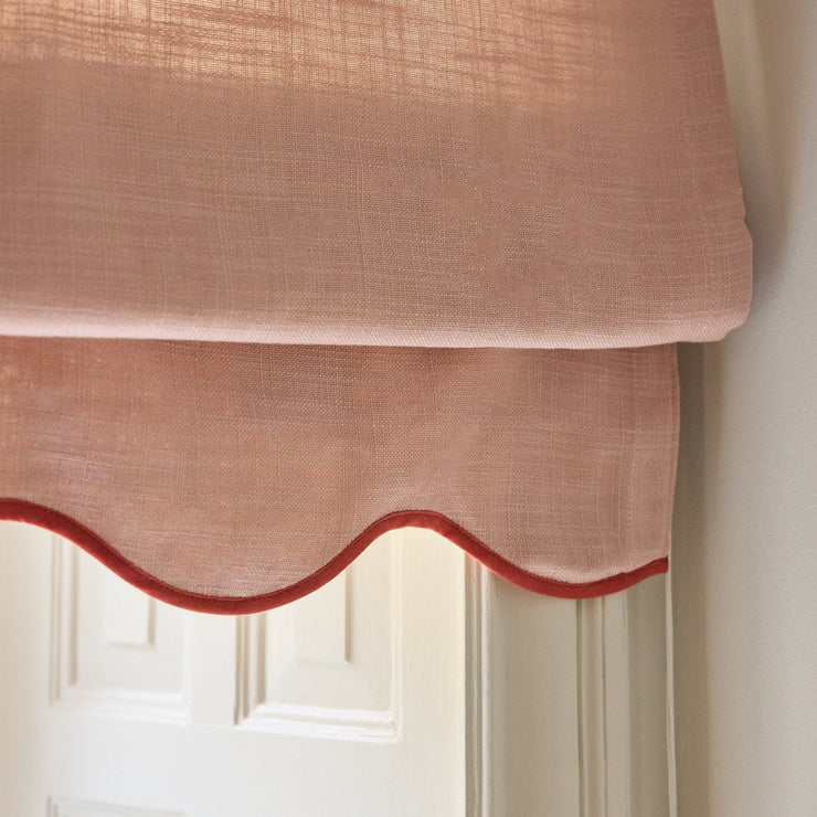 Liftgardin i vevd lin Scallop Edge fra Gotain i fargen Pink / Terracotta