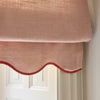 Liftgardin i vevd lin Scallop Edge fra Gotain i fargen Pink / Terracotta