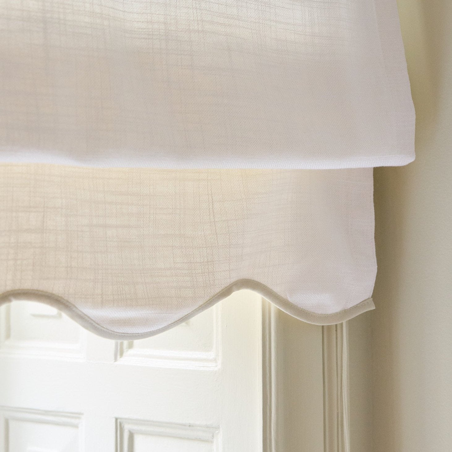 Liftgardin i vevd lin Scallop Edge fra Gotain i fargen White Ivory