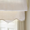 Liftgardin i vevd lin Scallop Edge fra Gotain i fargen White / Sand