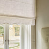 Liftgardin i vevd lin Scallop Edge fra Gotain i fargen White / Sand