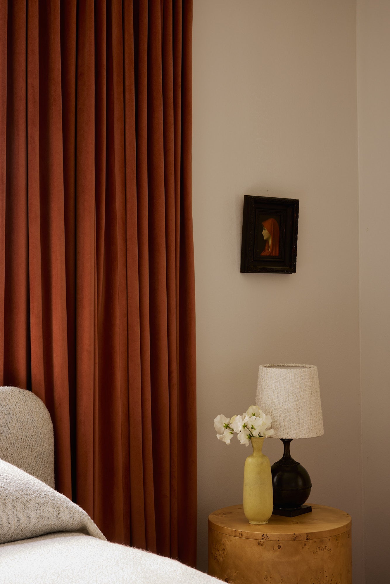 Terrakottafarget velurgardin fra Gotain 