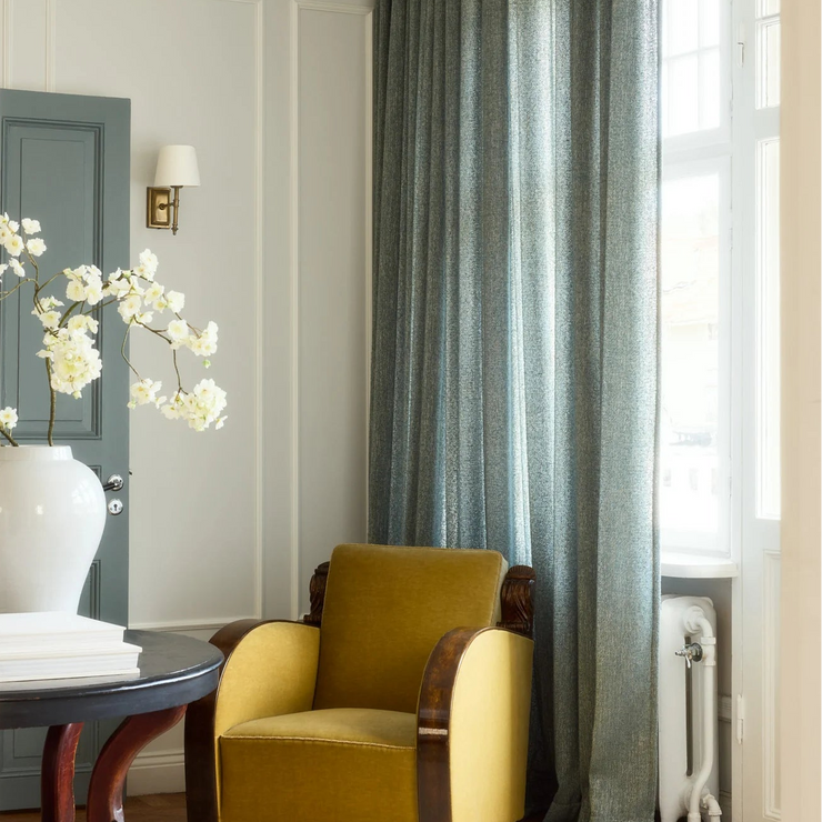 Bouclétekstilet er vevd av et ujevnt garn av 100% resirkulert polyester og er produsert med en spesiell teknikk der garnet formes til løkker eller knuter. Dette gir stoffet en nydelig karakteristisk overflate som kjennes deilig og eksklusiv og som gir gardinene en myk drapering med pene folder. 