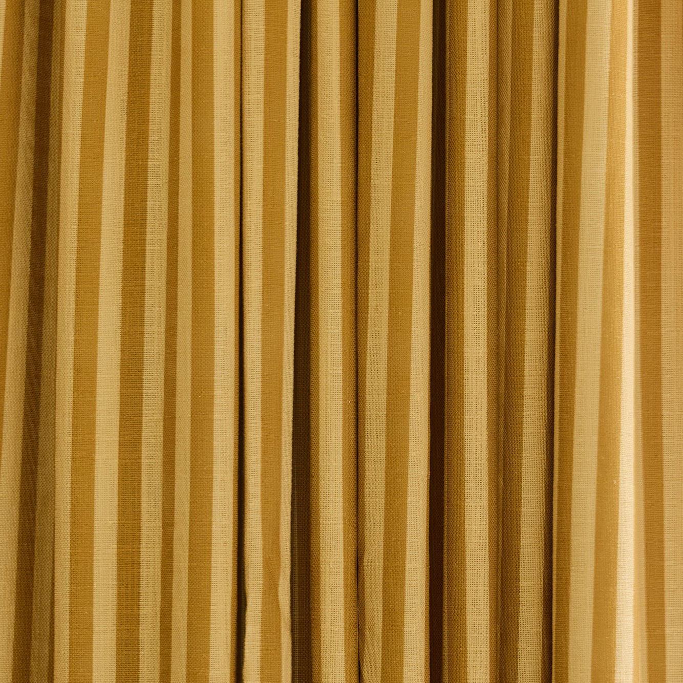 Mørkleggende vevd lingardin Stripe i fargen sennepsgul/ Mustard fra Gotain.