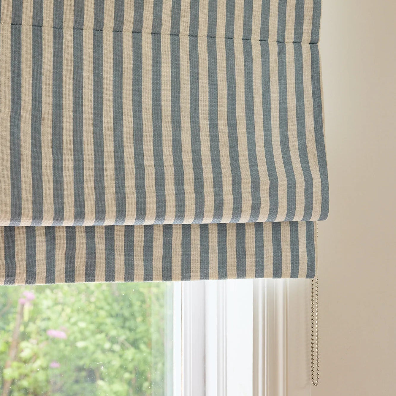Mørkleggende vevd lingardin Stripe i fargen blå/ Dove Blue fra Gotain.