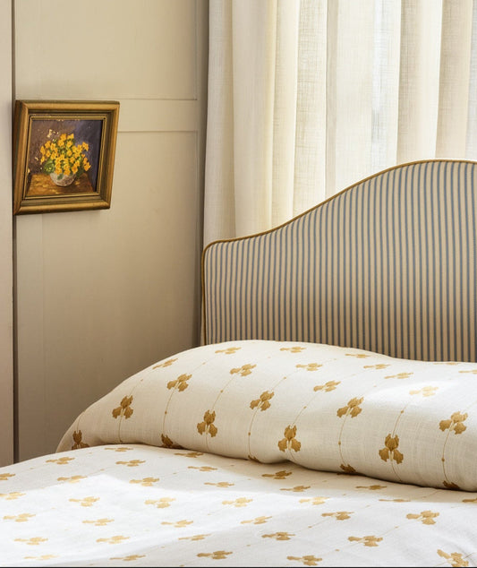 Ute etter et elegant tilskudd til soverommet?  Sengeteppene i vevd lin fra Gotain skreddersys etter dine mål. Her med mønster Sweet Pea i fargen sennepsgul/ Mustard fra Gotain.  Sengeteppene i vevd lin skreddersys etter dine mål.