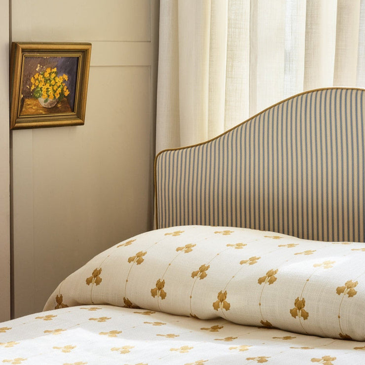 Ute etter et elegant tilskudd til soverommet?  Sengeteppene i vevd lin fra Gotain skreddersys etter dine mål. Her med mønster Sweet Pea i fargen sennepsgul/ Mustard fra Gotain.  Sengeteppene i vevd lin skreddersys etter dine mål.