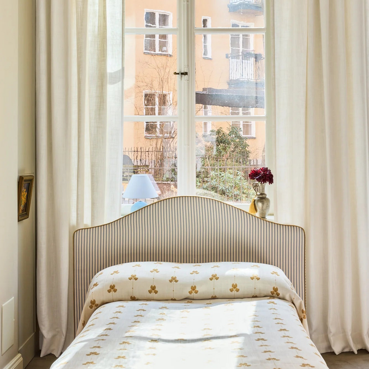 Sengeteppe i vevd lin med mønster Sweet Pea i fargen sennepsgul/ Mustard fra Gotain.