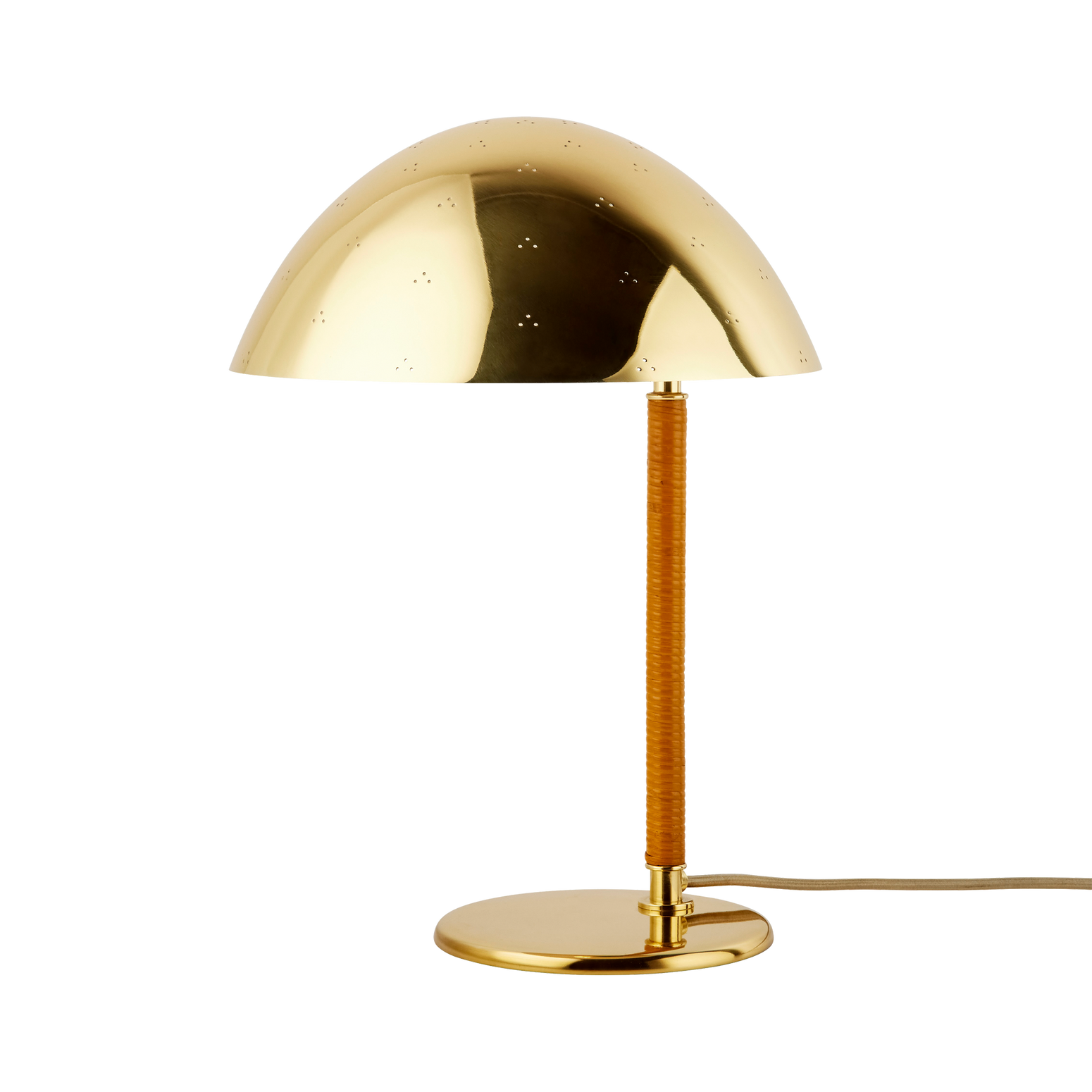 Bordlampen 9209 fra Gubi har en myk silhuett og en fint perforert, mønstret skjerm i messing. Lampefoten som er kledd i spunnet rotting gir designet en egen taktilitet og varme. 
