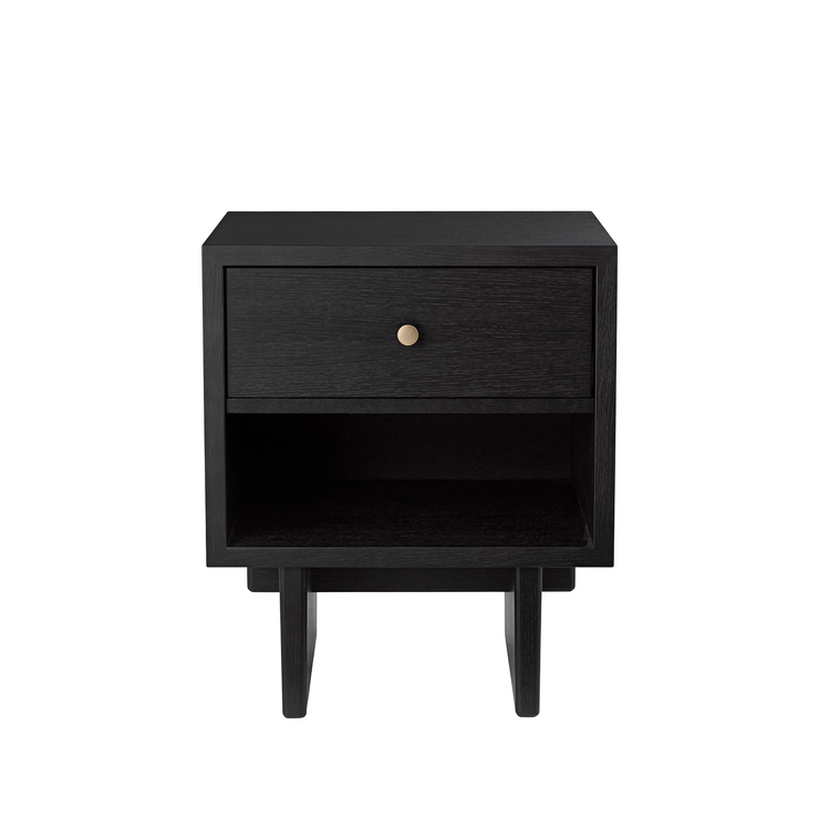 Sidebordet Private Side Table fra Gubi i brunsvart beiset eik.
