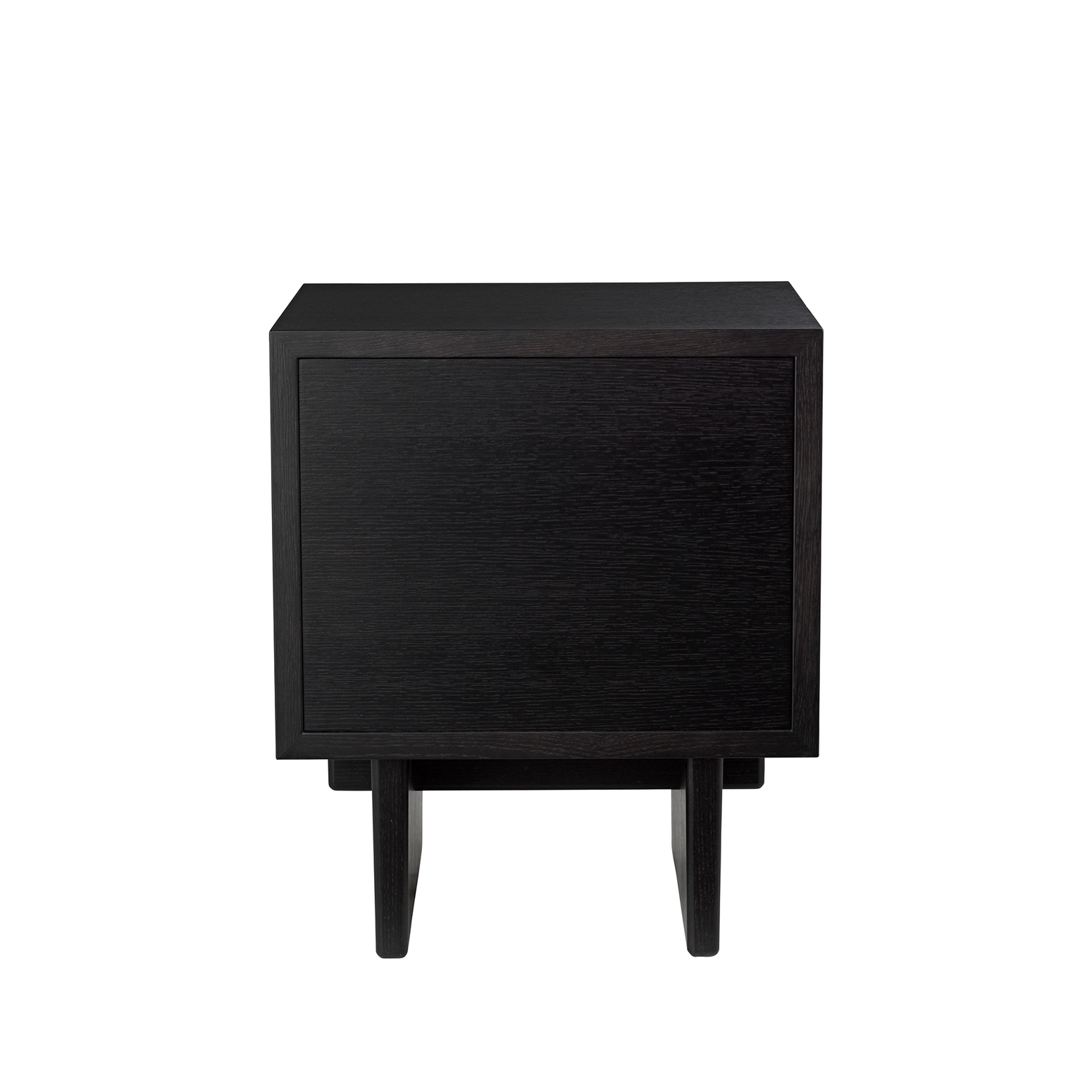 Sidebordet Private Side Table fra Gubi i brunsvart beiset eik, sett bakfra.