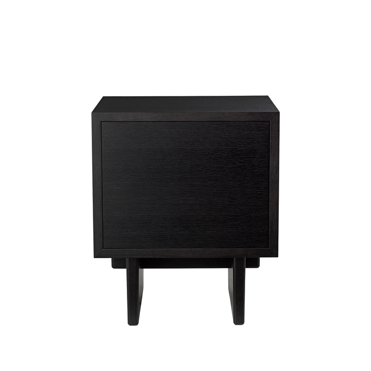Sidebordet Private Side Table fra Gubi i brunsvart beiset eik, sett bakfra.