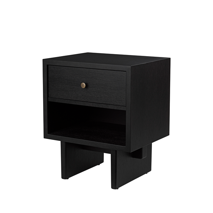 Sidebordet Private Side Table fra Gubi i brunsvart beiset eik.