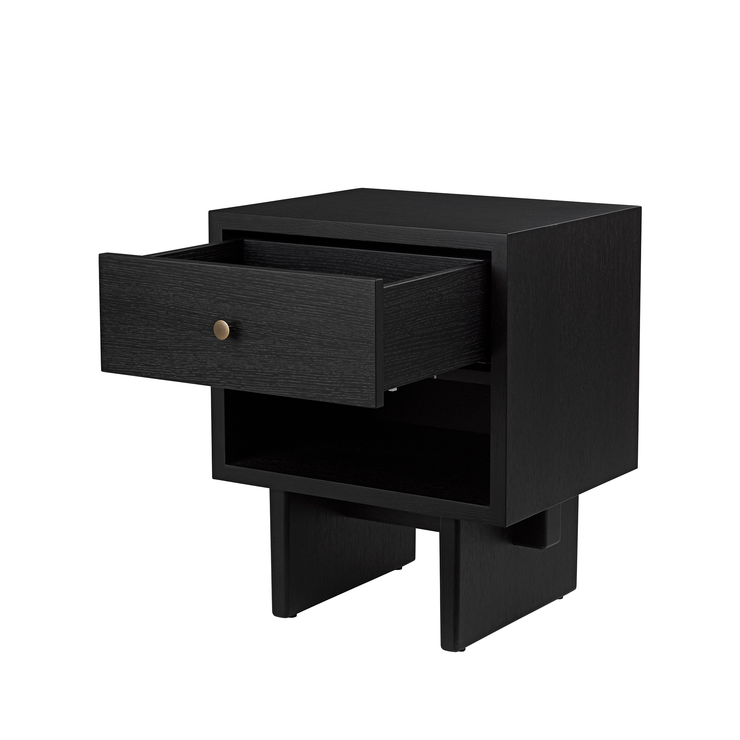 Sidebordet Private Side Table fra Gubi i brunsvart beiset eik. Skuffen har soft-close-funksjon. Spesielt kjekt på soverommet om det brukes som et nattbord!