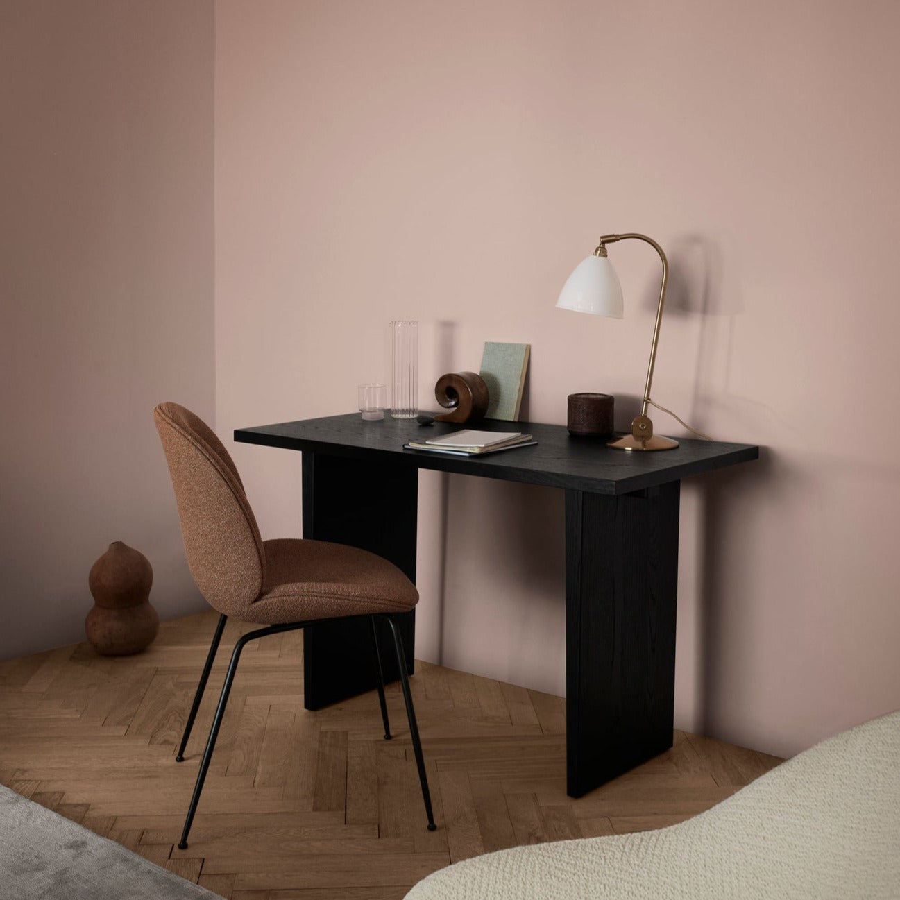 Ute etter et sofistikert skrivebord med en tidløs estetikk? Skrivebordet Private Desk fra Gubi, designet av superduoen Space Copenhagen, er både elegant og raffinert og passer inn inn i en rekke forskjellige interiørstiler. 
