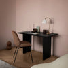 Ute etter et sofistikert skrivebord med en tidløs estetikk? Skrivebordet Private Desk fra Gubi, designet av superduoen Space Copenhagen, er både elegant og raffinert og passer inn inn i en rekke forskjellige interiørstiler. 
