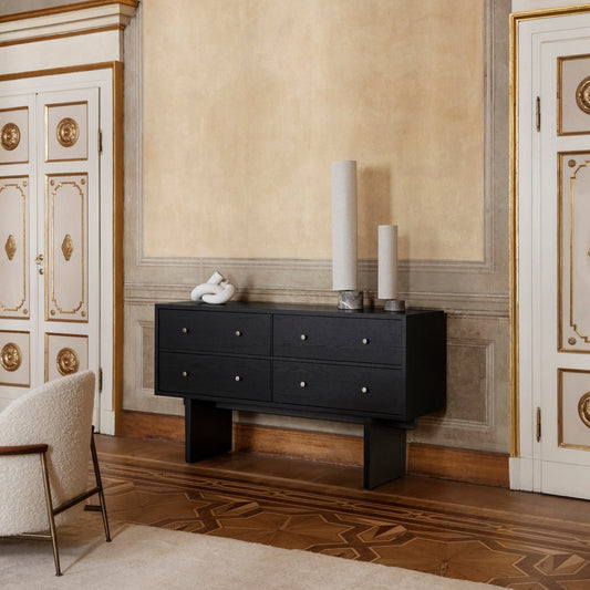 Ute etter en sofistikert skjenk med tidløs estestikk? Superduoen Space Copenhagen har latt seg inspirere av tradisjonelt japansk møbelhåndverk og vintage japanske oppbevaringsmøbler og designet skjenken Private Sideboard for Gubi. Vi liker så godt det karakteristiske og klassiske uttrykket! 