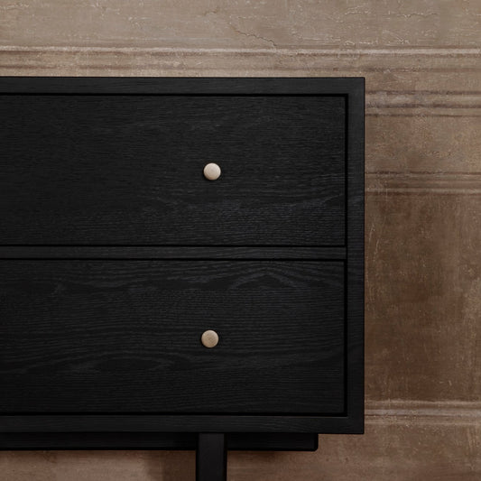 Skuffene har soft-close-funksjon og håndtak i antikk messingfinish. Velg mellom brunsvart beiset eik eller lys eik. 