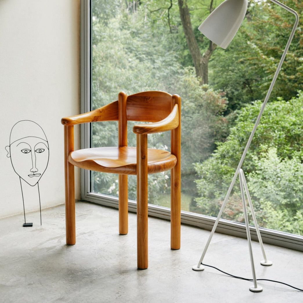 At den ble konstruert i furu var ikke tilfeldig. Som designer var han særlig fascinert av naturlige materialer og tidlig bevisst bærekraftig skogbruk. Blandingen av de lyse og mørke årene i treverket gjør den til en visuelt slående vakker trestol som kun vil bli vakrere med tiden.