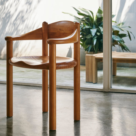 Er du – som oss – begeistret for 1970-tallsmøbler og retroestetikk vil du elske spisestolen Daumiller Armchair fra Gubi. Stolen, som er utformet i gyllen furu, ble opprinnelig designet til designeren Rainer Daumillers eget hjem i 1977, etter ønske om å skape en solid spisestol som skulle kunne tåle barnelek, timeslange måltider og andre festligheter, samtidig som at den skulle være vennlig i designet, ha en tidløs appell og være visuelt vakker å se på. Denne tikket alle boksene – og gjør det fremdeles. 