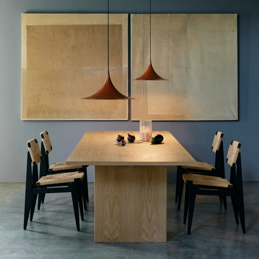 Den visuelle enkelheten og den nøysomme balansen mellom dimensjoner og materialer gjør at spisebordet passer fint inn i en rekke forskjellige interiørstiler. Velg mellom brunsvart beiset ask eller lys eik og to ulike størrelser.