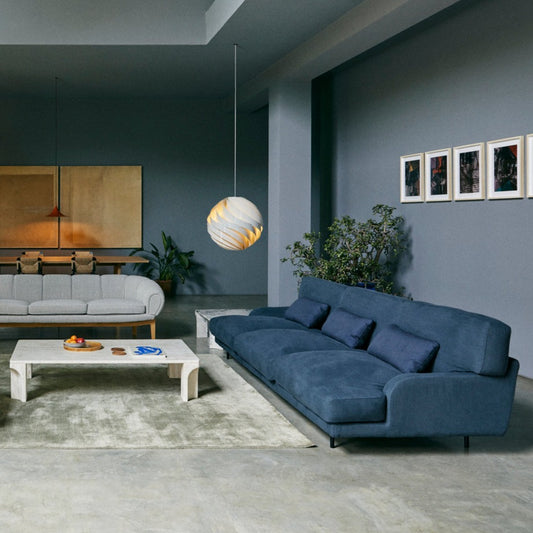 Sofaen Flaneur fra Gubi er en moderne versjon av den klassiske engelske ‘roll-arm’-sofaen fra 1800-tallet. Vi liker denne nye versjonen så godt! Den har en vakker form og er akkurat passe stram, i tillegg til at den med sine dype myke seter er superkomfortabel. Her i mørkeblått tekstil.
