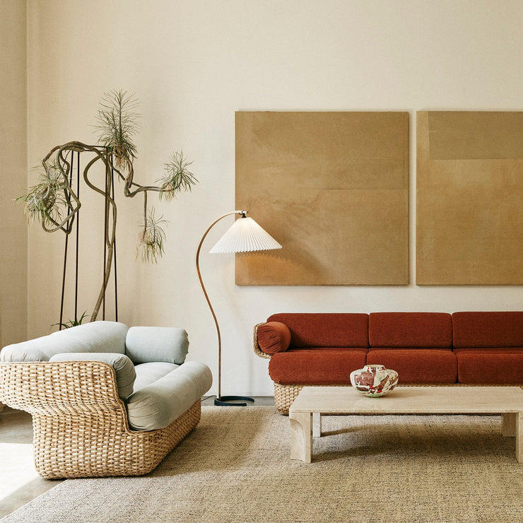 Joe Colombo er kjent for sin futuristiske designstil, men Basket-kolleksjonen viser en annen side av designerens kreative univers.Sofa Basket 2-seter og 3-seter fra Gubi.