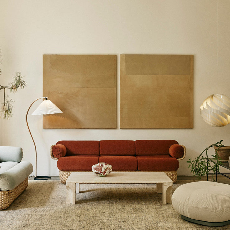 Den slanke stålkonstruksjonen til sofa Basket 3-seter fra Gubi erstatter den opprinnelige glassfiberrammen for mer miljøvennlig og solid løsning.