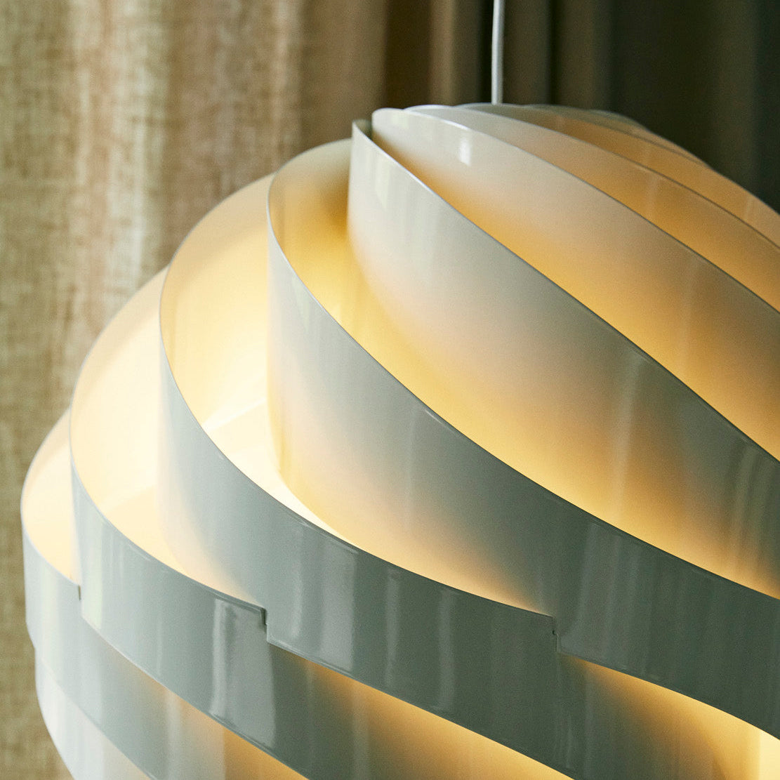 Inspirasjonen bak taklampen Turbo Pendant Lamp fra Gubi kommer fra japanske rispapirlamper, med en konstruksjon som sprer lyset på en vakker måte.