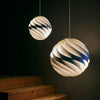 De tolv spiralformede lamellene i taklampen Turbo Pendant Lamp fra Gubi danner en organisk og blomsterlignende silhuett — et tydelig eksempel på Weisdorfs fascinasjon for gjentakende elementer, som preger mange av hans design.