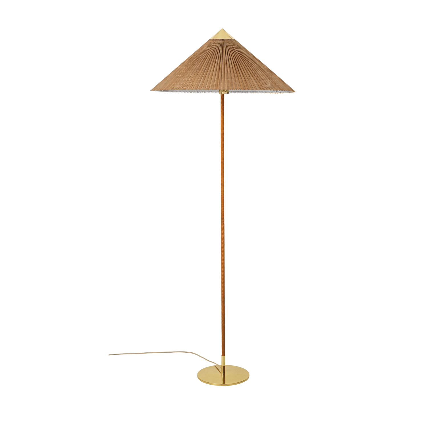 Gulvlampen 9602 ble opprinnelig designet av Paavo Tynell i 1938, men er nå relansert av Gubi. Tynells lamper kjennetegnes gjerne av vakre detaljer og sirlig håndverk. Denne varianten har som de andre lampefot i polert messing og spunnet rotting, men her er skjermen laget av håndsydde bambuslameller.