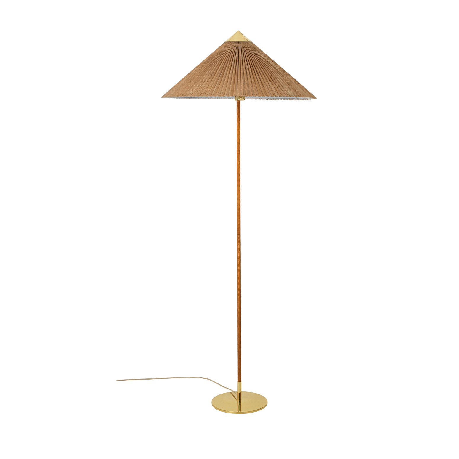 Gulvlampen 9602 ble opprinnelig designet av Paavo Tynell i 1938, men er nå relansert av Gubi. Tynells lamper kjennetegnes gjerne av vakre detaljer og sirlig håndverk. Denne varianten har som de andre lampefot i polert messing og spunnet rotting, men her er skjermen laget av håndsydde bambuslameller.