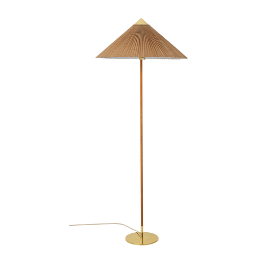 Gulvlampen 9602 ble opprinnelig designet av Paavo Tynell i 1938, men er nå relansert av Gubi. Tynells lamper kjennetegnes gjerne av vakre detaljer og sirlig håndverk. Denne varianten har som de andre lampefot i polert messing og spunnet rotting, men her er skjermen laget av håndsydde bambuslameller.