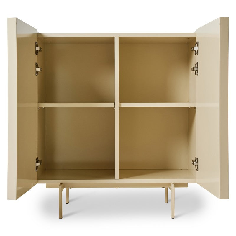 Skapet Cupboard kommer med to innvendige hyller. Innsiden og metallbena er i samme fargre som utsiden.