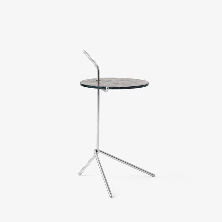 Sidebord Halten fra &tradition med polert understell og røkfarget glass