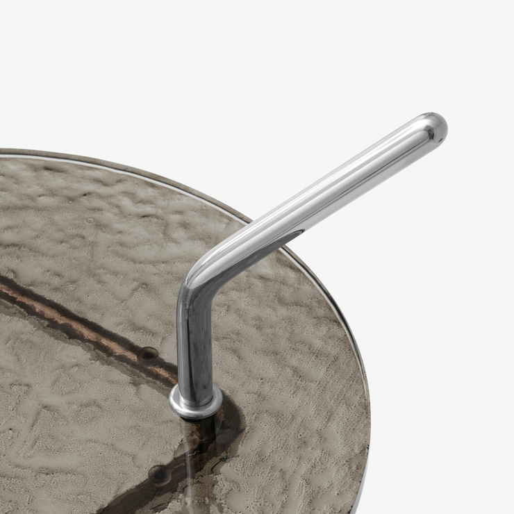 Sidebord Halten fra &tradition med polert understell og røkfarget glass