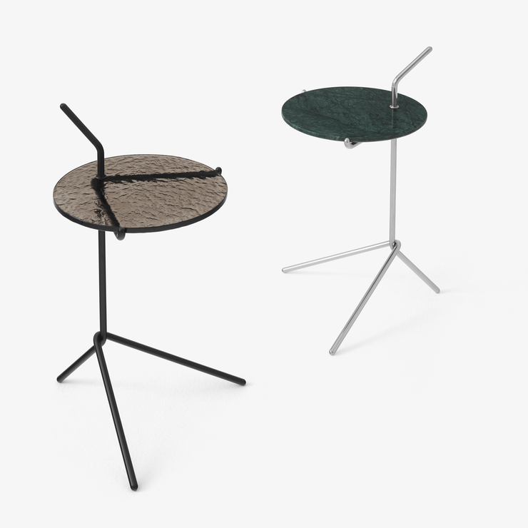 Sidebordet Halten fra &tradition kommer i fire ulike varianter der du kan velge mellom svart eller polert understell og bordplate i grønn Verde Guatemala-marmor eller røkfarget glass.
