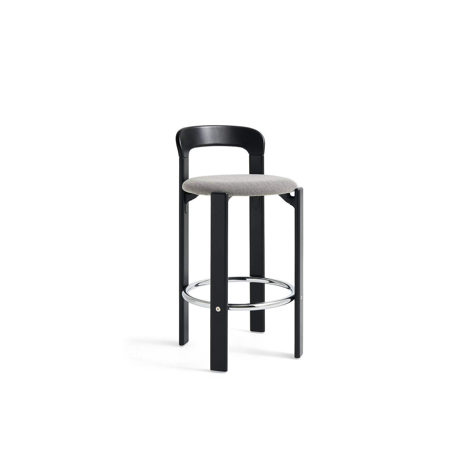 Barkrakk Rey Bar Stool Low fra Hay i fargen Deep Black med polstret sete trukket i tekstilet Steelcut Trio 124