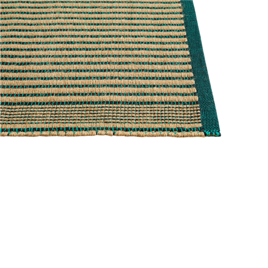 Løperen Tapis fra Hay i fargen Black and Green, har en underside i polyester for å sikre at den holder seg på plass.
